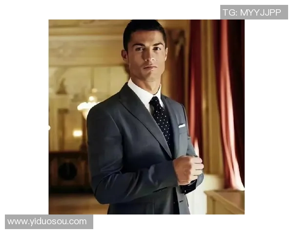 葡萄牙足球巨星C罗帅气西装写真展现独特魅力与优雅风采